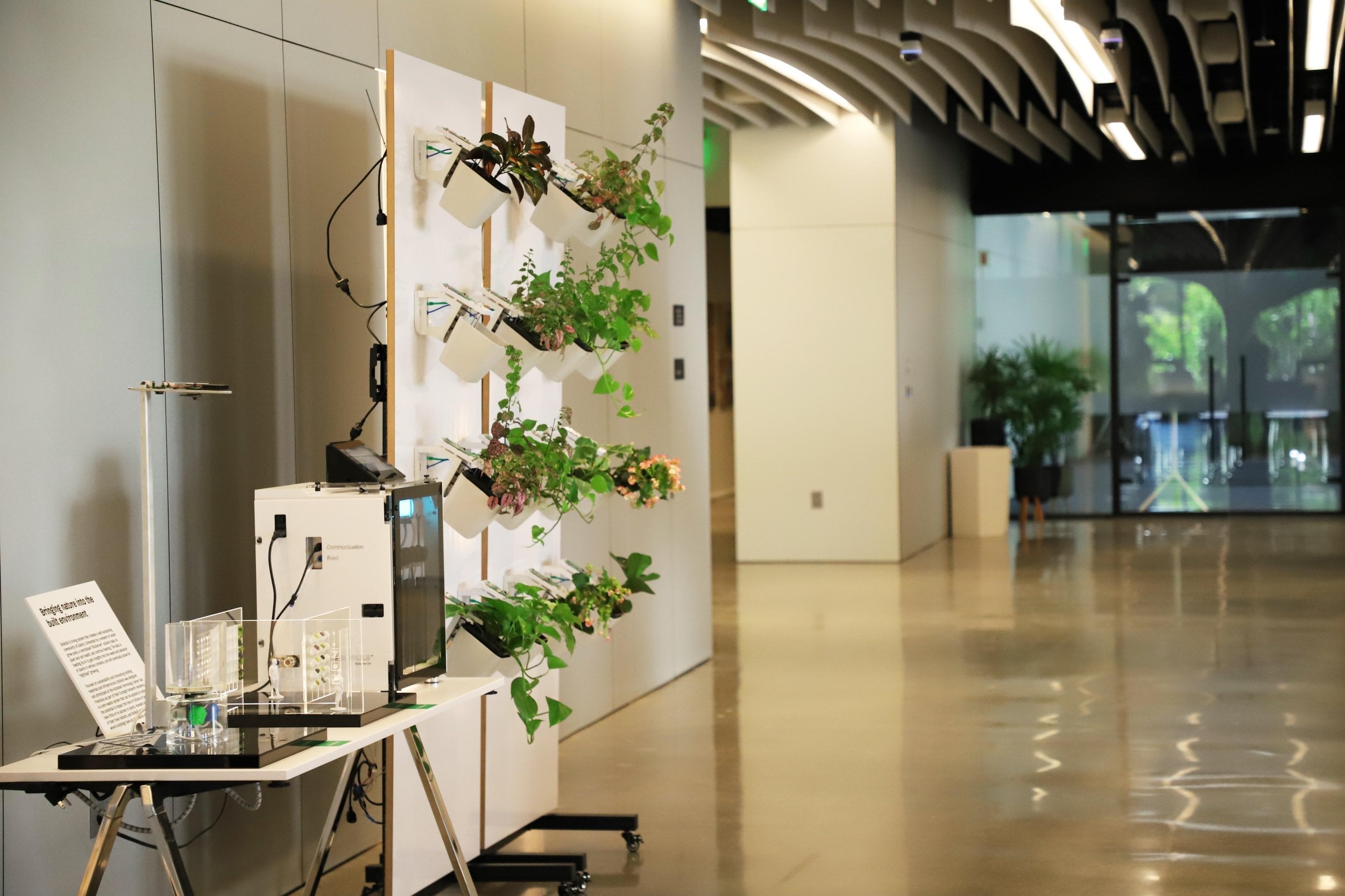 The installed plant wall and its control unit